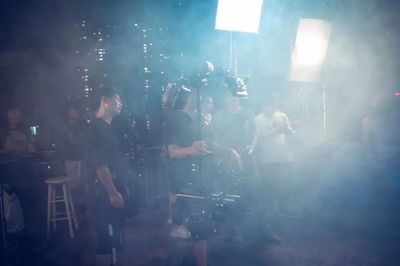 劇本創(chuàng)作、影視劇拍攝制作,作曲、編曲、錄音、混音,宣傳包裝推廣,這個(gè)團(tuán)隊(duì)一站式搞定